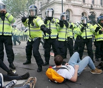 Neredi u Velikoj Britaniji: Prosvjednici uhićeni, policajci ozlijeđeni