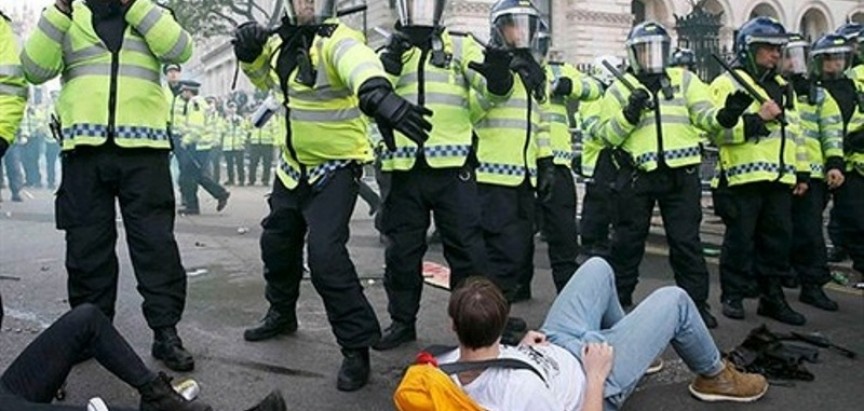 Neredi u Velikoj Britaniji: Prosvjednici uhićeni, policajci ozlijeđeni