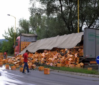 Iz kamiona ispale stotine pivskih boca, u nesreći nije bilo povrijeđenih