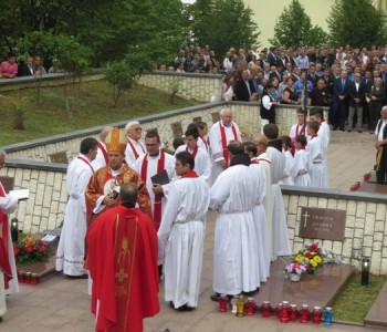 FOTO: Polaganje vijenaca i sveta misa na Uzdolu za uzdolske žrtve
