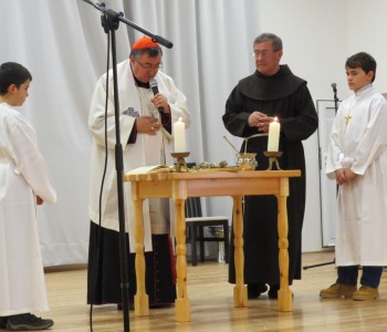 FOTO: Kardinal Puljić blagoslovio župnu dvoranu župe Gračac