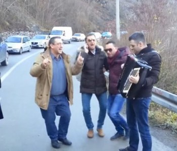 Kolona na putu Jablanica – Prozor: Putnici harmonikom i pjesmom kratili čekanje