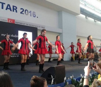 FOTO: Ramske mažoretkinje nastupile na Mostarskom sajmu