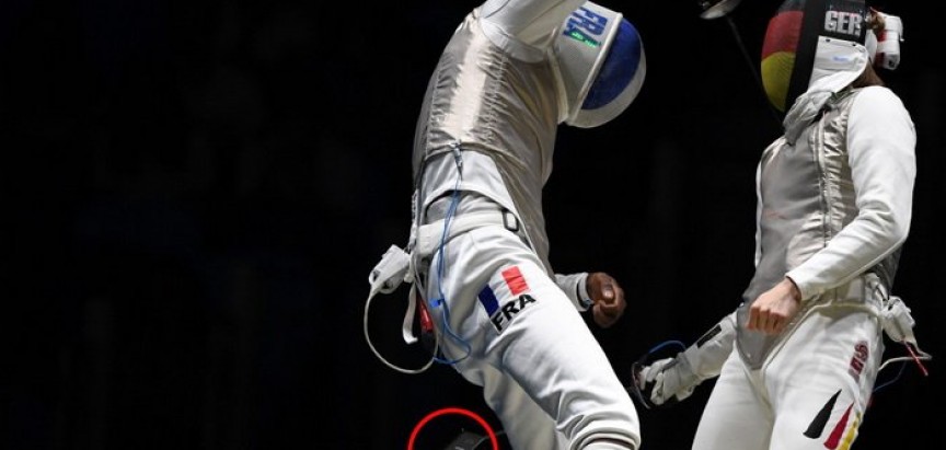 Francuskom olimpijcu usred meča ispao mobitel