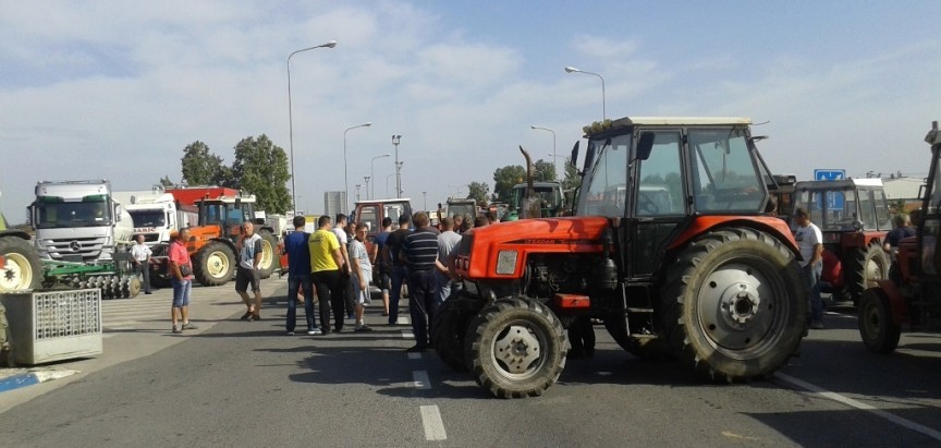 Poljoprivrednici prijete blokadom graničnog prijelaza