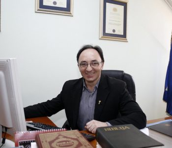 Svećenik i dizač tegova don Anto Ledić prodaje priznanja i nagrade da bi spasio mlade živote