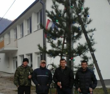 Ustramljani postavili božićno drvo