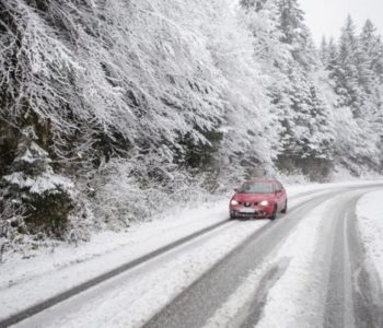 Snježne padavine stvorile probleme vozačima i pješacima
