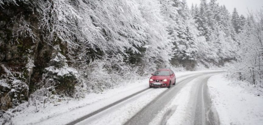 Snježne padavine stvorile probleme vozačima i pješacima