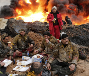 Stotine vatrogasaca gase naftna polja koja je zapalio ISIL povlačeći se iz Mosula