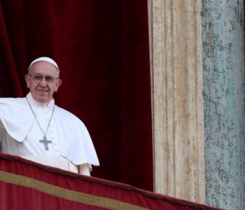 Papa dijelio vreće za spavanje beskućnicima u ledenom Rimu