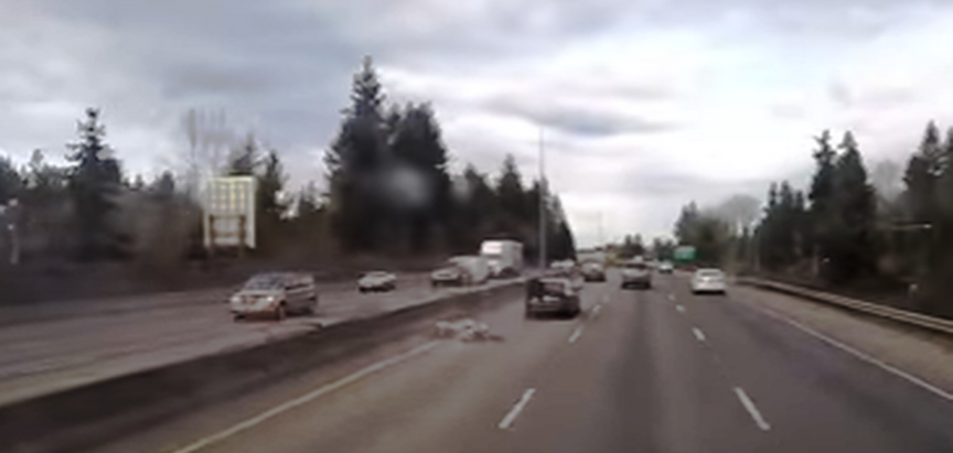 VIDEO: SPIDERMAN POSTOJI! Pogledajte što se dogodilo nakon što se motociklist zabio u automobil na brzoj cesti