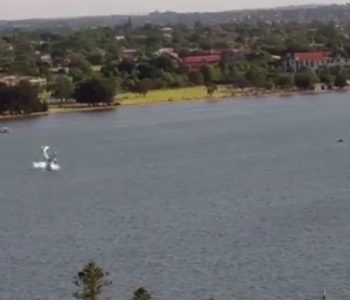 Avion se u Australiji zabio u rijeku, stotine ljudi nemoćno gledale i snimale