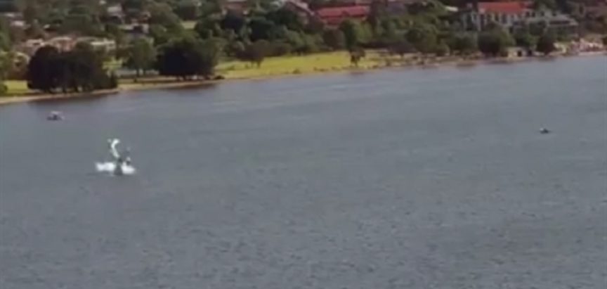 Avion se u Australiji zabio u rijeku, stotine ljudi nemoćno gledale i snimale
