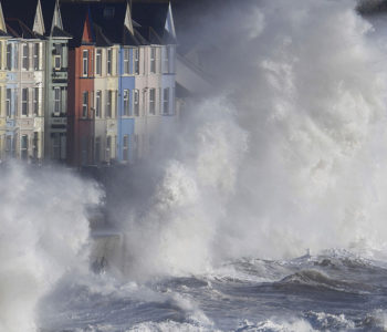 Ogromni valovi pogodili gradić u Engleskoj