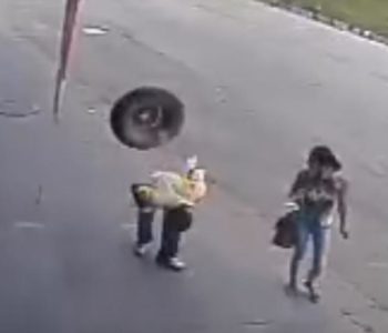 To se zove peh: Dok je mirno hodao ulicom u glavu ga pogodila – auto guma