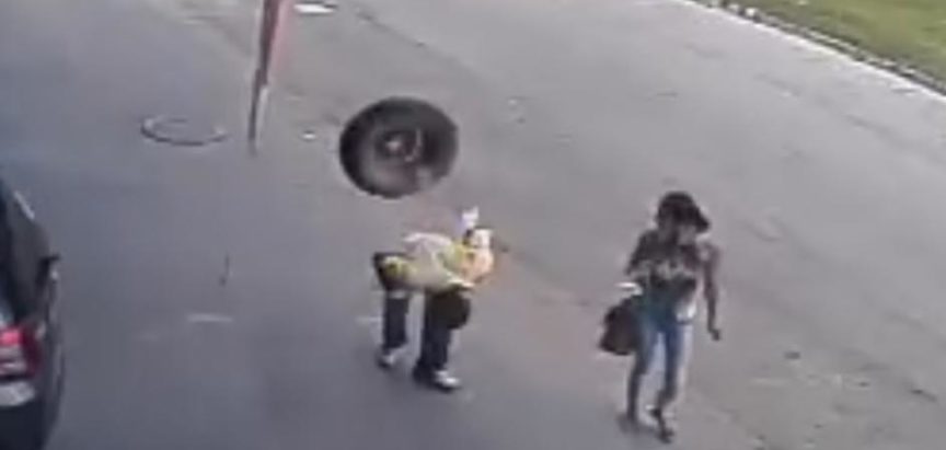 To se zove peh: Dok je mirno hodao ulicom u glavu ga pogodila – auto guma