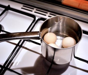 Dodajte sodu bikarbonu kada kuhate jaja – razlog je genijalan