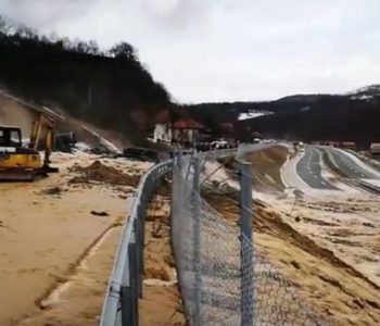 Bujica vode iz akumulacijskog jezera sručila se s brda i potopila najveću autocestu u BiH