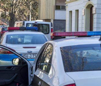 Nevjerojatna oružana pljačka banke u Drvaru: policajac propucan, pljačkaši u bijegu, izgorio automobil