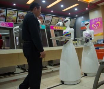 Roboti konobari počeli raditi u restoranu u Šangaju
