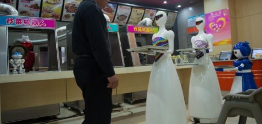Roboti konobari počeli raditi u restoranu u Šangaju