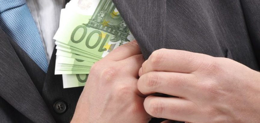 Zašto Europljani masovno povlače svoj novac iz banaka i što rade s njim