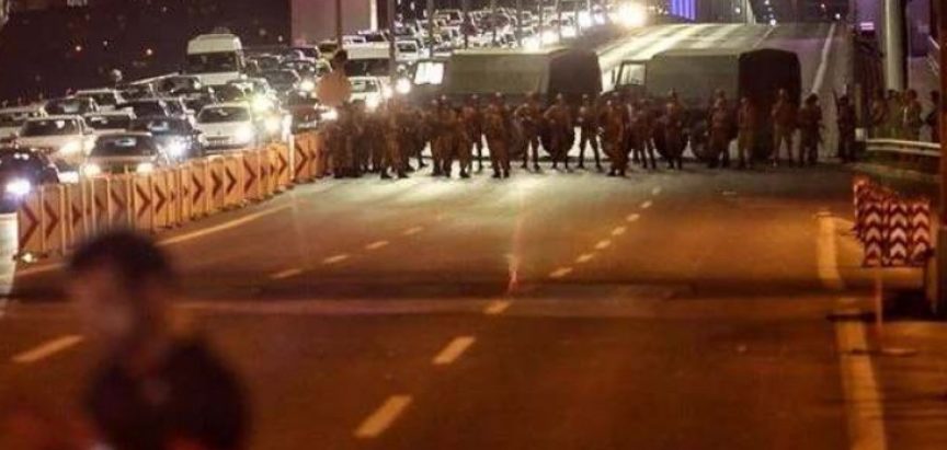 U Turskoj otpuštene tisuće policajaca, uposlenih u ministarstvima i akademika