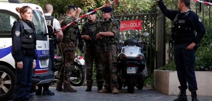 Pariz: BMW-om se zaletio u vojnike. Šest ozlijeđenih, policija traga za vozačem