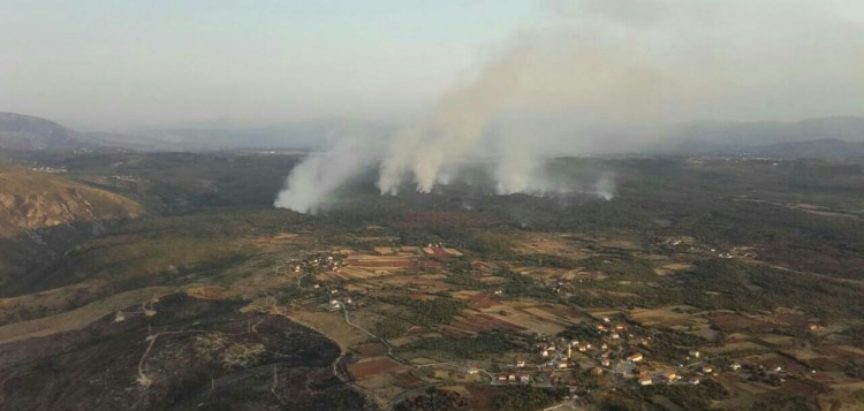 Helikopter OS BiH gasi požar na području Čapljine