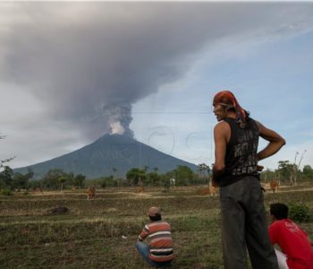 Vulkan na Baliju ispušta pepeo, zračna luka zatvorena