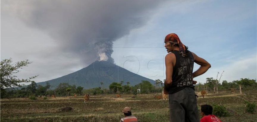 Vulkan na Baliju ispušta pepeo, zračna luka zatvorena