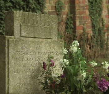 Misterij star 70 godina: Otkrila tko ostavlja cvijeće na grobu preminula brata
