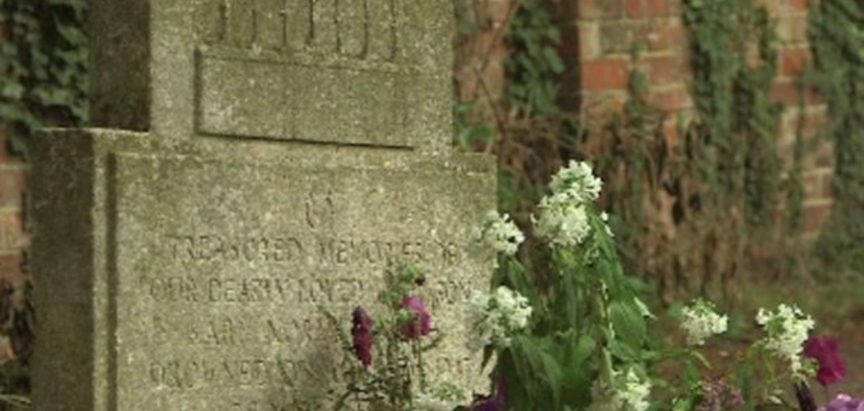 Misterij star 70 godina: Otkrila tko ostavlja cvijeće na grobu preminula brata