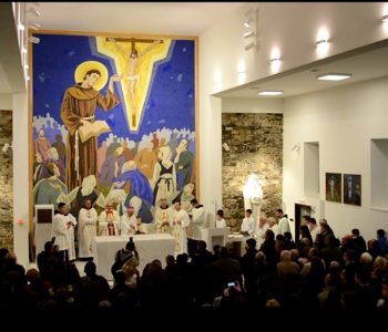 Foto: Na Gračacu blagoslovljen novi oltar u obnovljenoj crkvi