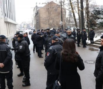 Policajci na mirnom protestu ispred zgrade Parlamenta FBiH