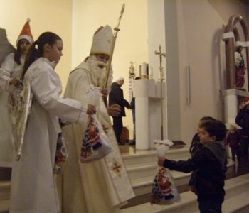 Foto: Susret djece sa svetim Nikolom u župnoj crkvi u Prozoru