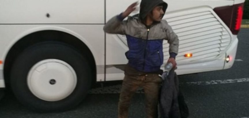 Mladi Iračanin pet sati vozio se na putu Beograd-Zagreb-grčevito se držeći za dno autobusa