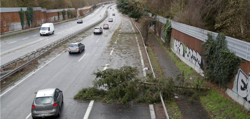 Osmero mrtvih u oluji na sjeveru Europe, kaos u prometu