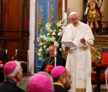Papa poručio biskupima da se bore protiv klerikalizma