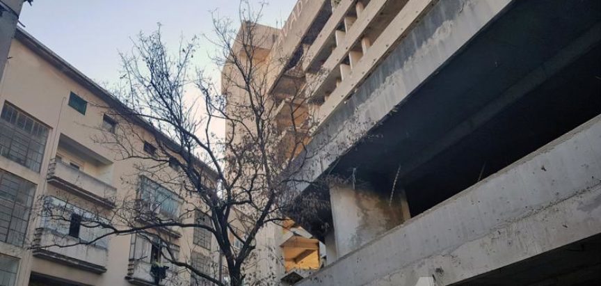 Preminuo dječak koji je pao sa staklene zgrade u Mostaru