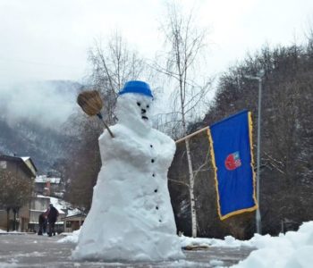 Foto: Na Gračacu uz čišćenje snijega nađe se vremena i za snjegovića