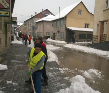 Foto: Djelatnici “Vodograda” uklanjaju snijeg