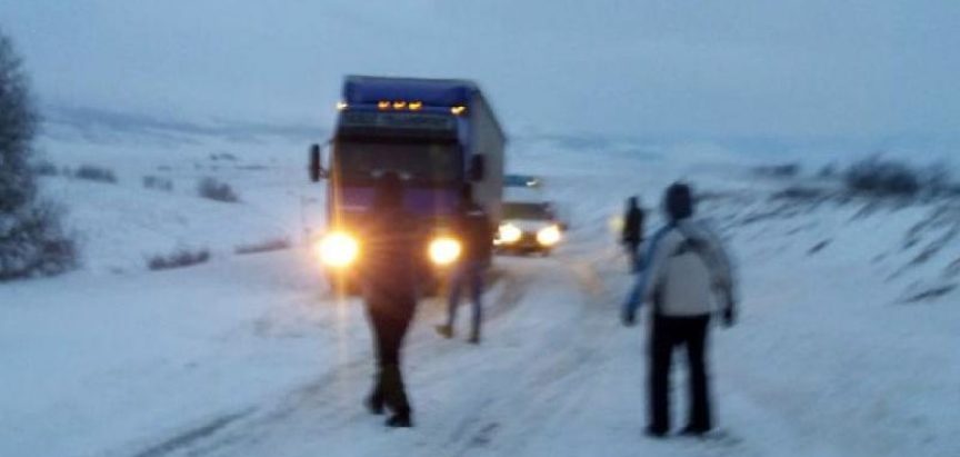 BiH: Kamion zapeo u snijegu, zbog obilnih padalina proglašeno izvanredno stanje
