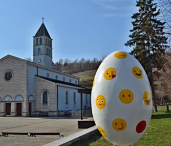 Foto: U Prozoru postavljeno veliko uskrsno jaje