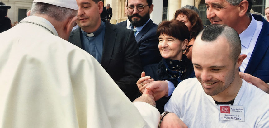 Uzdolski križ u rukama pape Franje