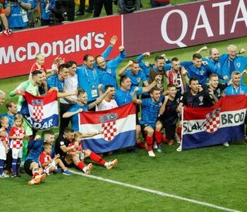 Hrvatska u finalu Svjetskog prvenstva: Ove slike idu u svijet! Subašić plače, Šime spava na zastavi…