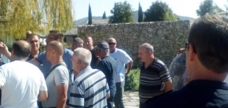 Policija čuva Čovića: Prosvjedna šetnja branitelja, kod restorana gdje se Čović druži s diplomatima