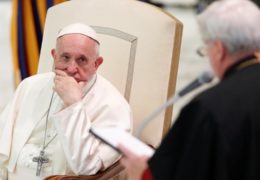 ZDRAVSTVENI PROBLEMI: Papa Franjo odveden u bolnicu nakon opće audijencije