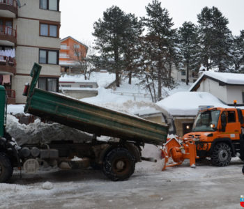 Foto: Radnici JKP Vodograd u akciji uklanjanja snijega u Prozoru